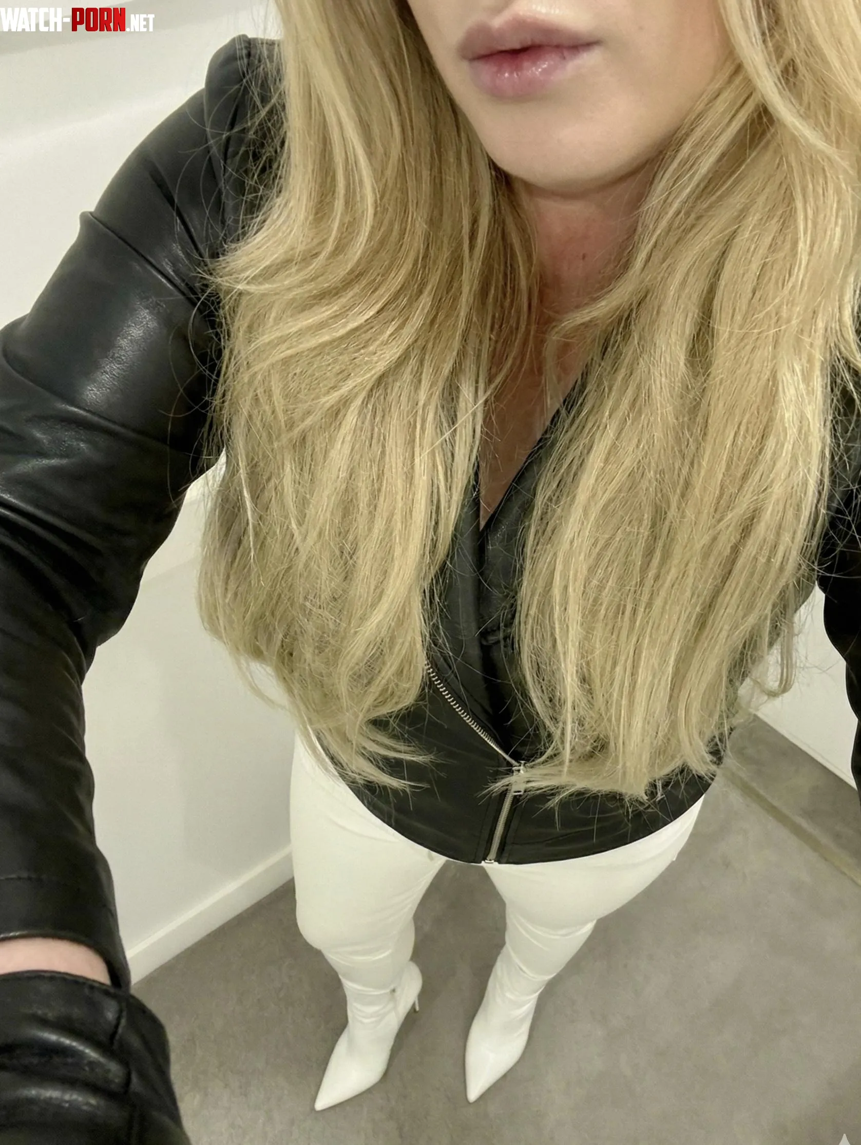 POV I’m getting date ready. I hope you’re ok with head to toe contrast leather. Who am I kidding, of course you are 🤍🖤 by heeledobsession