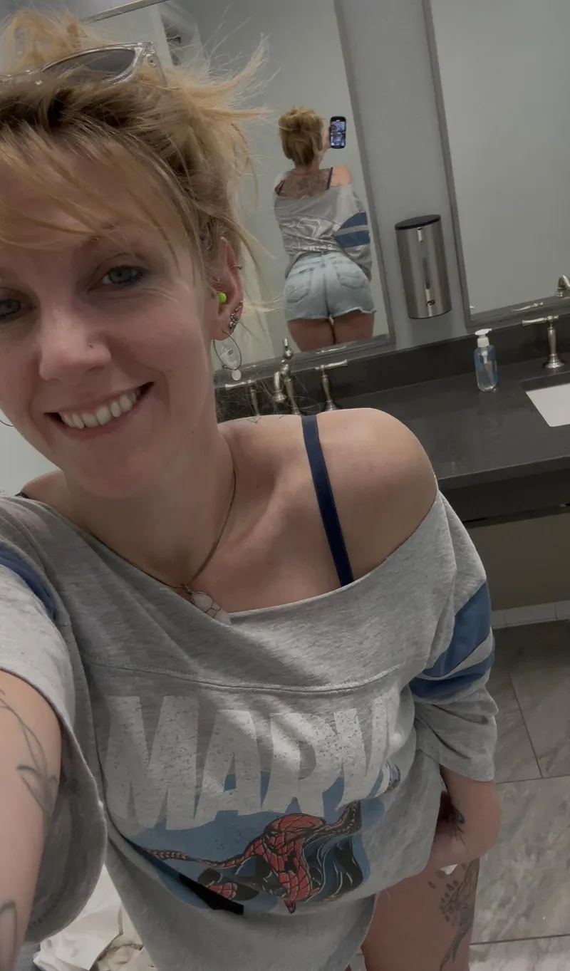 Thumbnail Sensual MirrorSelfie by NoraVines: Quick Shorts Slide