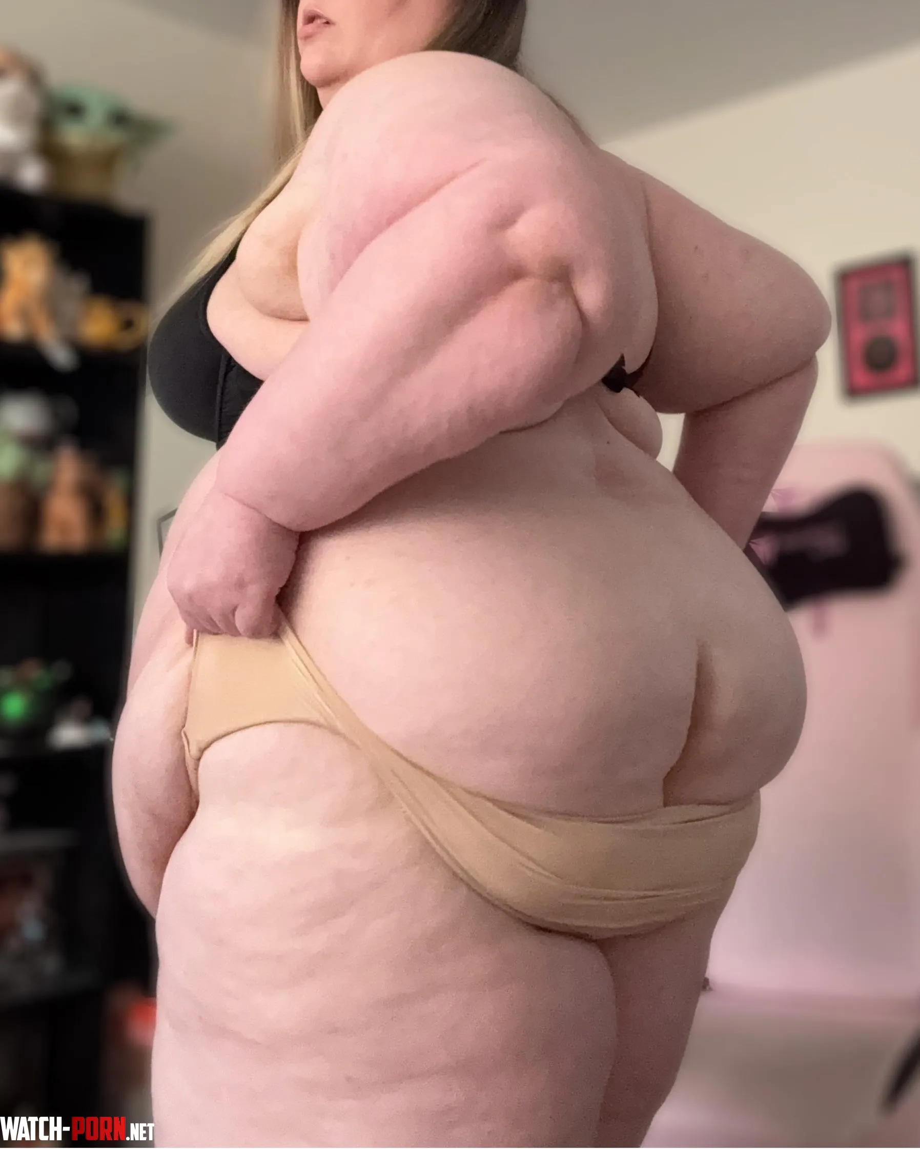 My arms are gigantic 🥰 by thegirthofvenus_