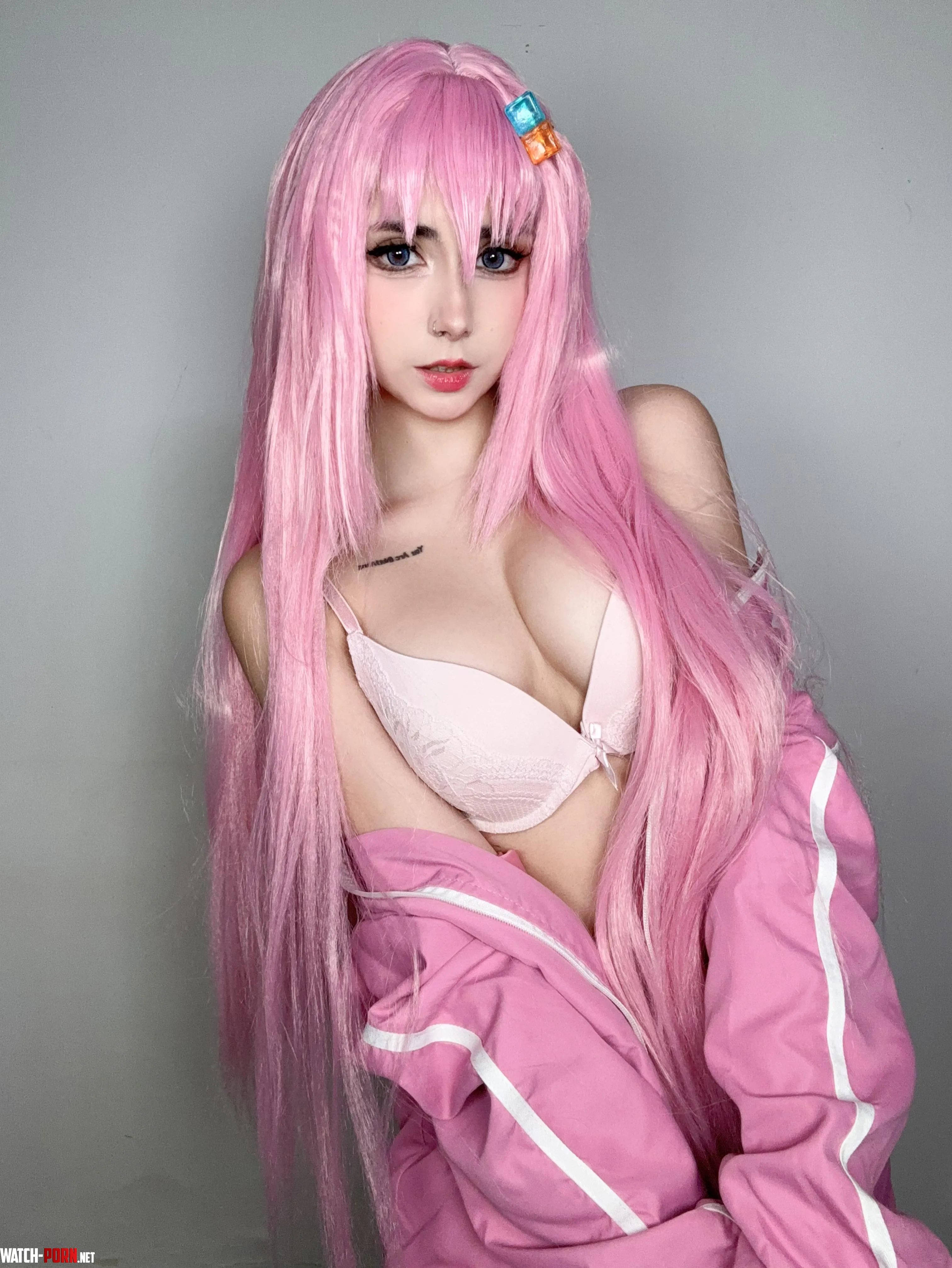 Aloeveraiskawaii playing dress-up as Bocchi by aloeveraiiskawaii