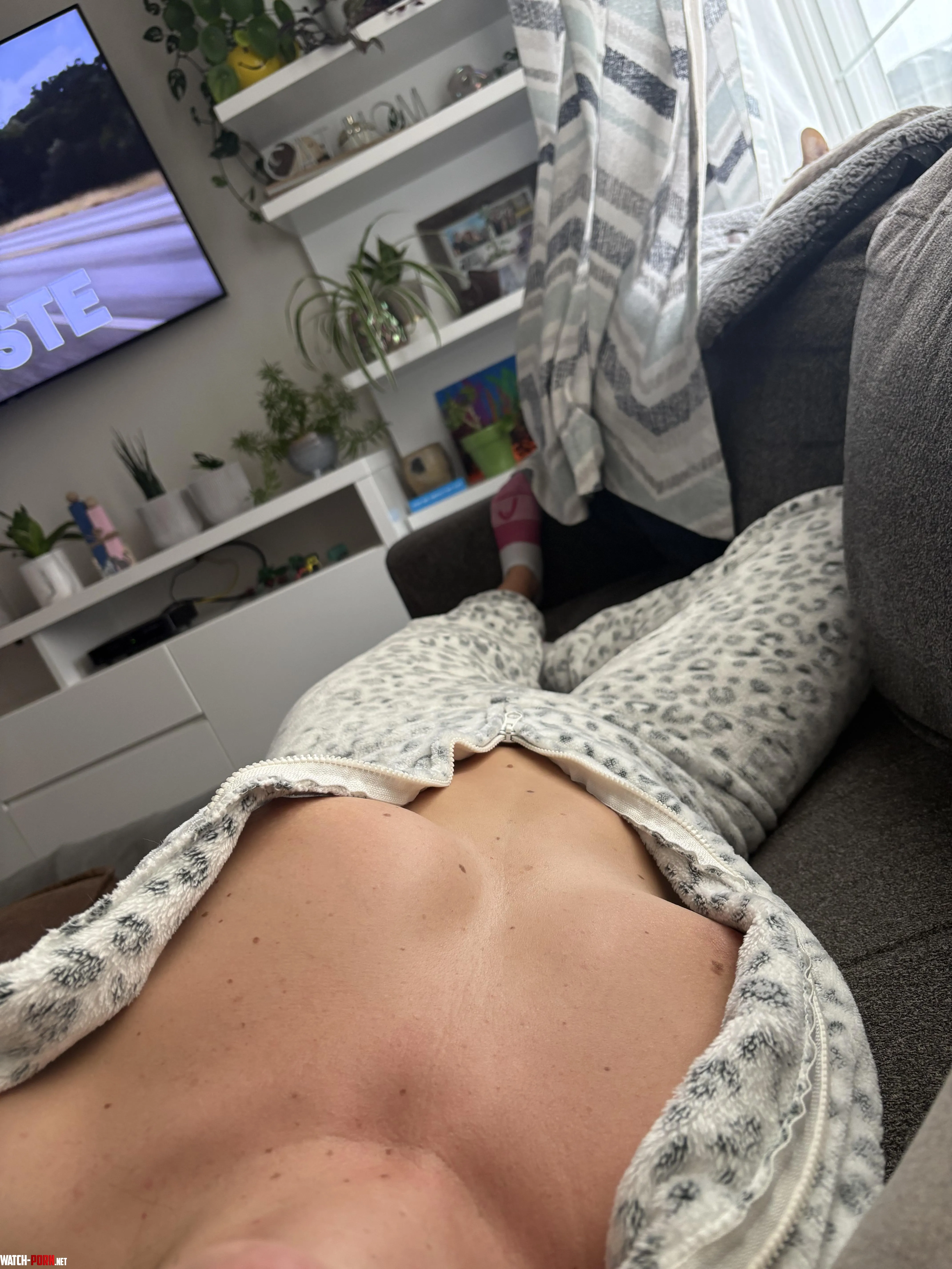 Come cuddle this MILF on a lazy day by squirrelandblue