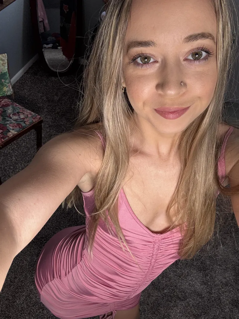 Thumbnail petite_bl0nde Shines in a Stunning Tight Pink Dress