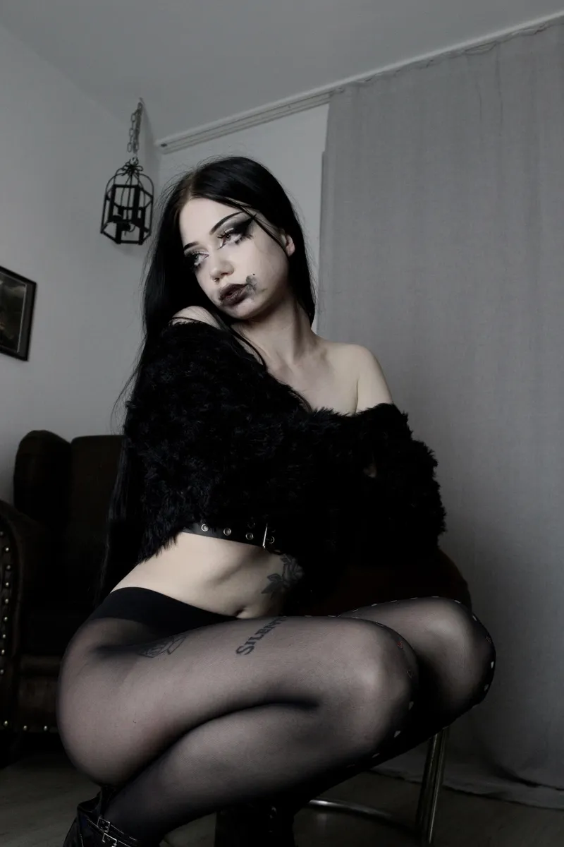 Thumbnail Shiny Nylon Legs: spicynoodle666's Leg Story