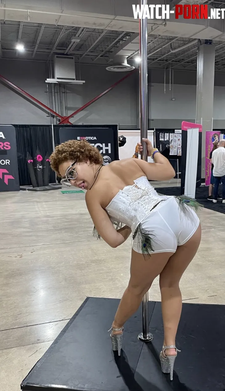 How many of you guys would jump all over my body? by delphiraexo