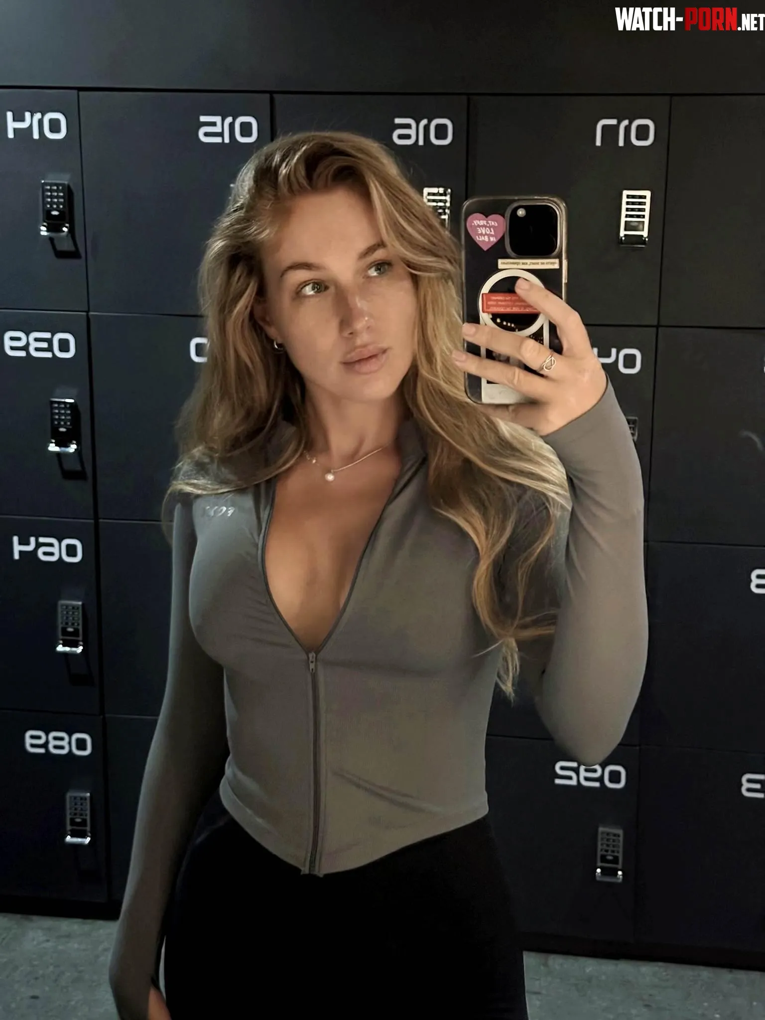 I wonder what men think about cleavage at the gym. Does it motivate them, or does it distract? by PumpkinAino