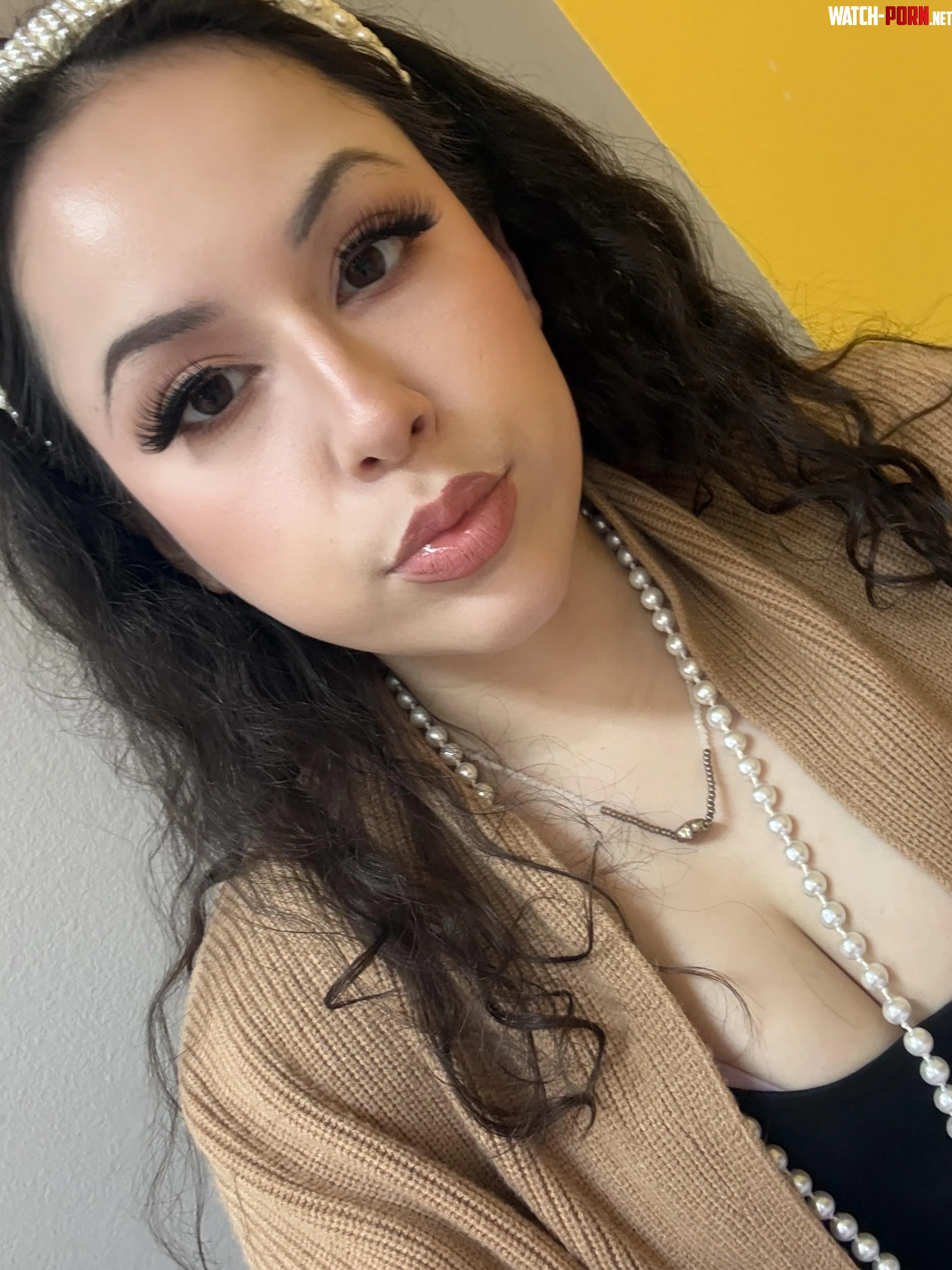 Pale latina with brunette hair by vixenvioletblue