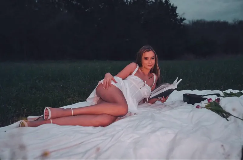 Thumbnail Social Sensations: Experiencing @emily.graceexo's Allure