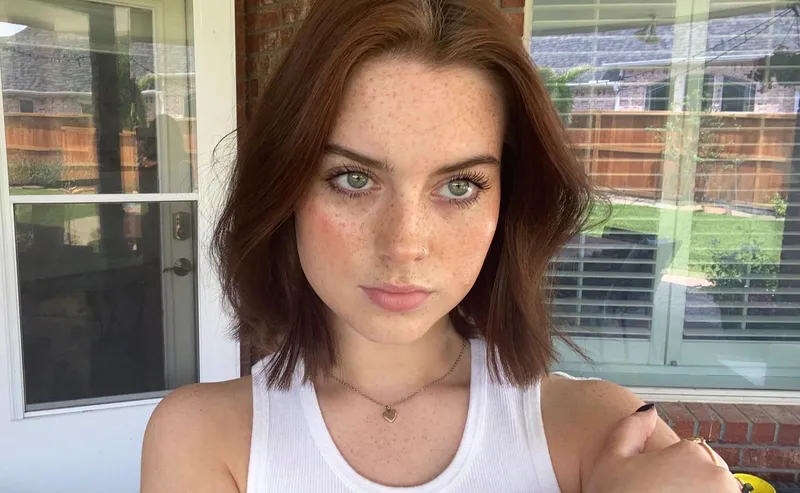 Thumbnail The Enchanting Beauty of Katherine Green | PrettyGirls Category