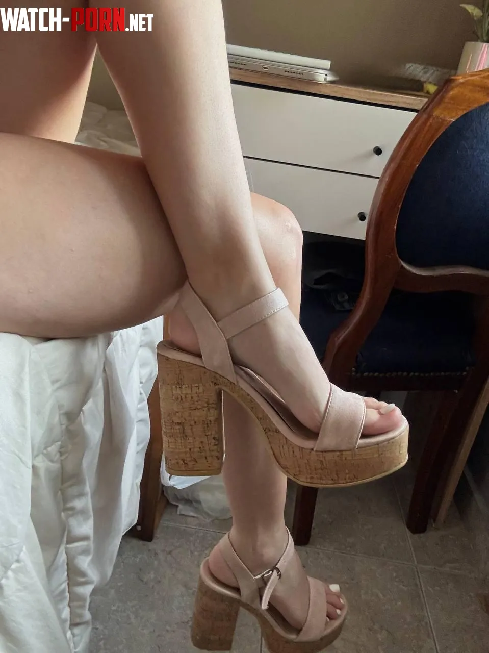 I think this heels compliments my legs by ArcaneLadies