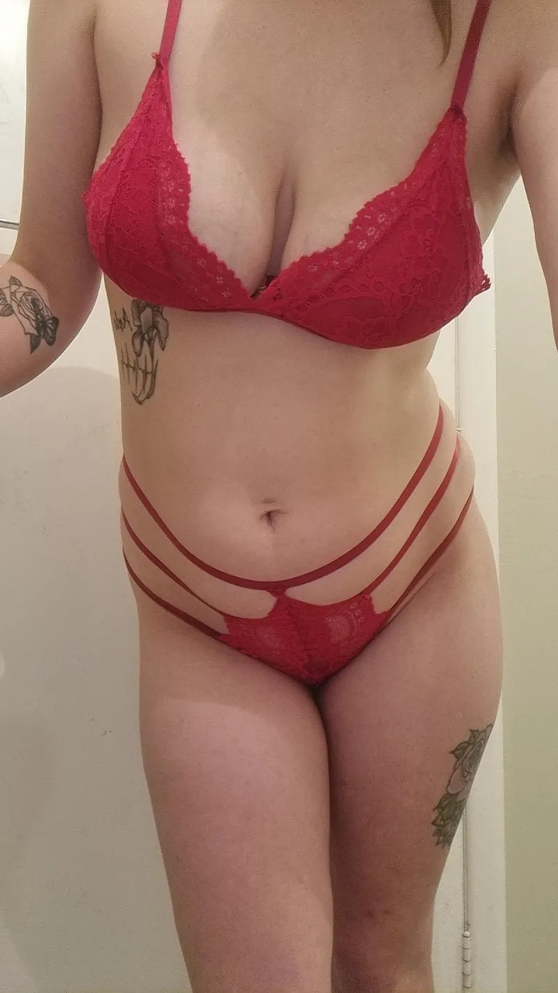 Thumbnail tezza121234 Enjoys Sunday Vibes in Red Lingerie
