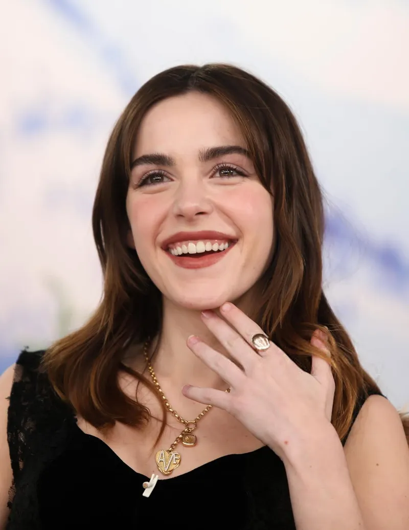 Thumbnail Kiernan Shipka: Grace Personified | Blue_Robin_04