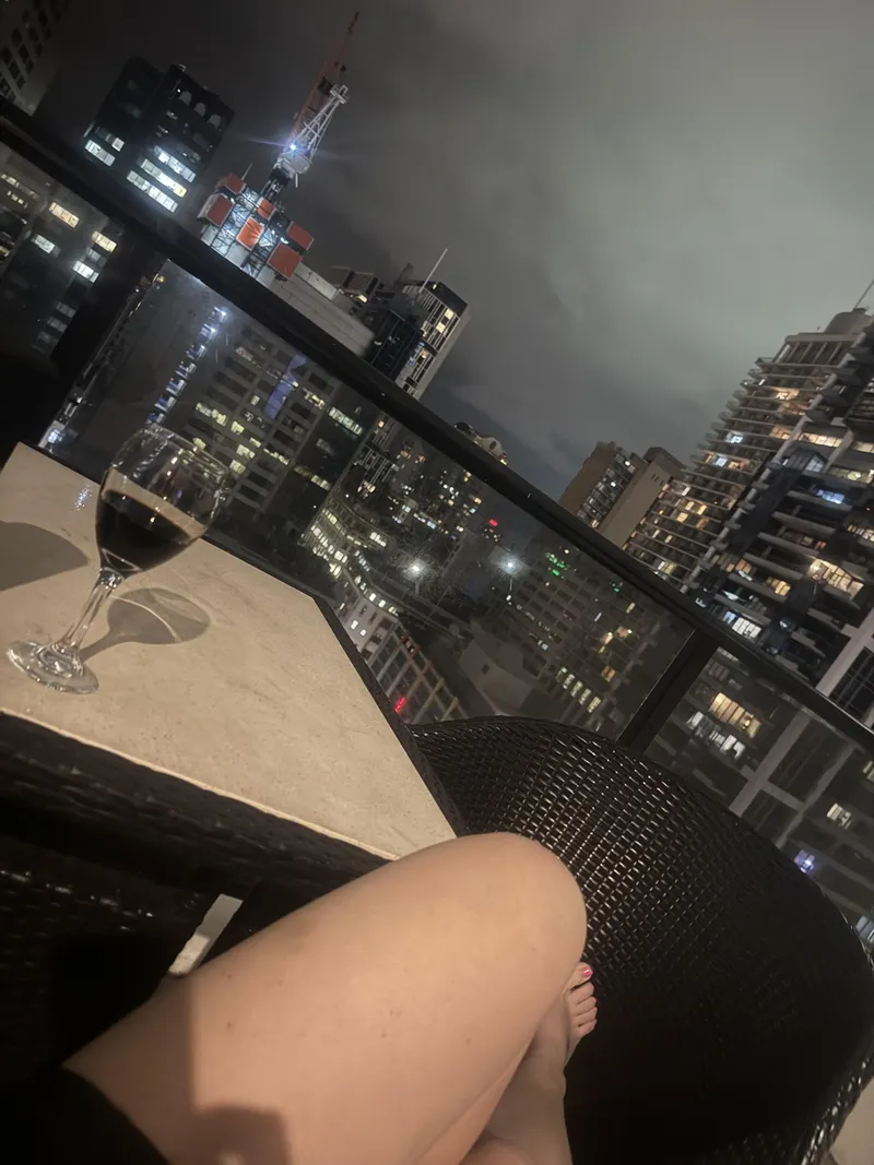 Thumbnail Hotel nights waiting for my Reddit man by Cute_Advertising_879
