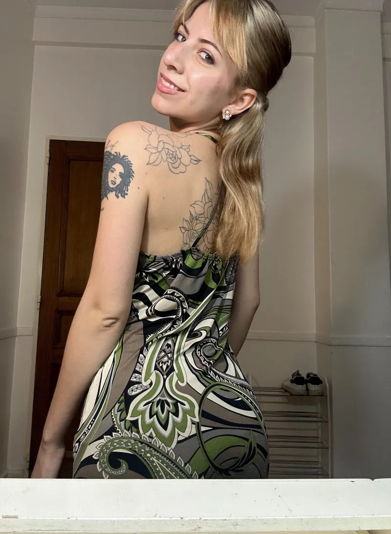 Thumbnail Green Dress Elegance: Emberwhisper10's Classic Look