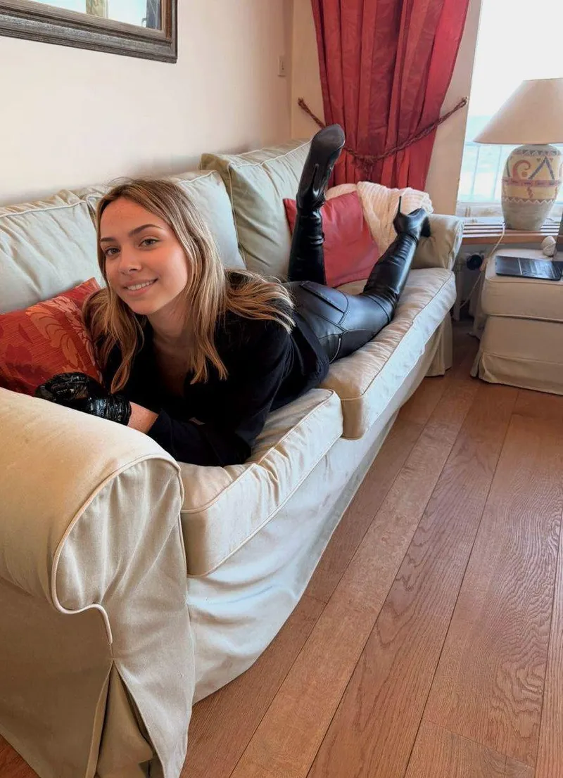 Thumbnail Luxe Leather Lounge: Relax in Style | medusi12