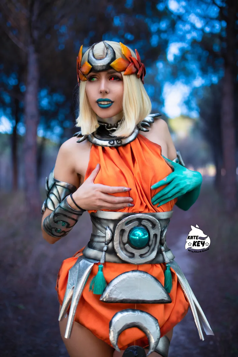 Thumbnail Kate Key Cosplay Transforms into Melinoe from Hades 2: A Mesmerizing Display