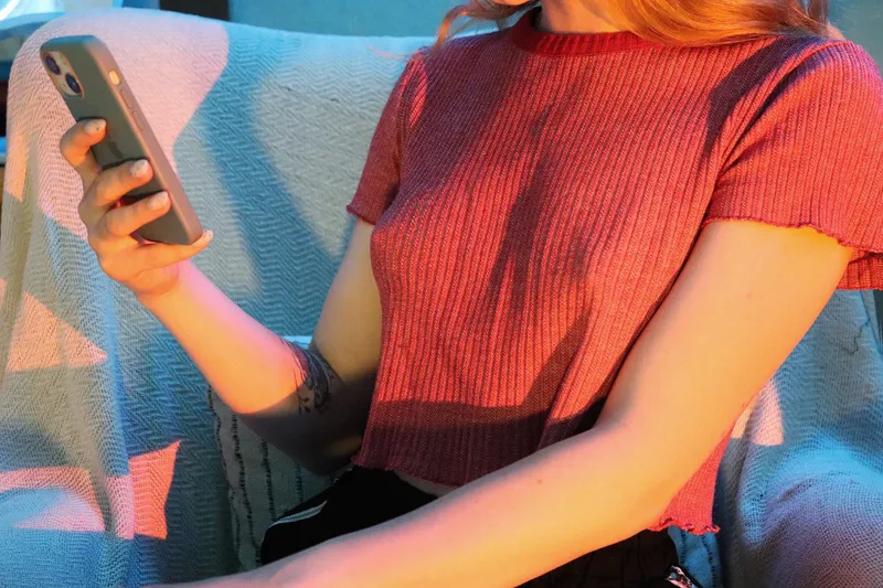 Thumbnail Stylish & Braless: Outfit Distracting the Waiter?