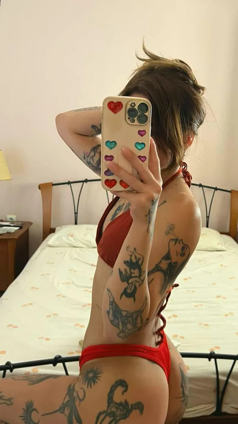 Thumbnail thaliapole's Morning Routine Captured in a Mirror Selfie