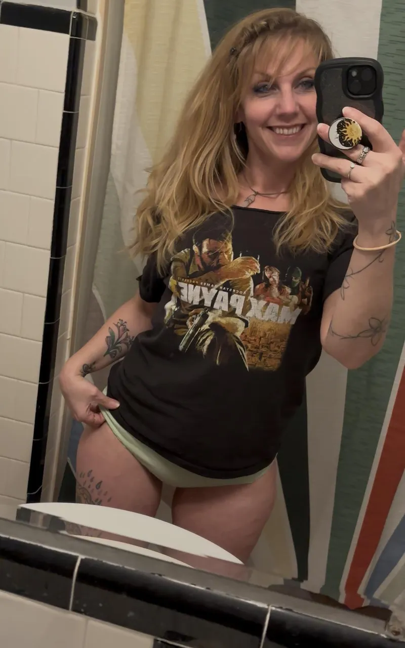 Thumbnail NoraVines Wishes a Beautiful Day to the Reddit World in Milfie