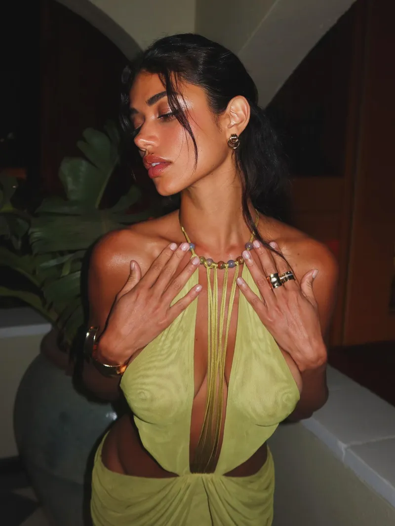 Thumbnail Rayanne Bitancourt: Embracing Modern Fashion Trends by DolGrenn