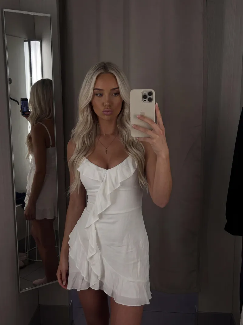 Thumbnail miakaiaofficial Shows off a New Dress in a Mirror Selfie