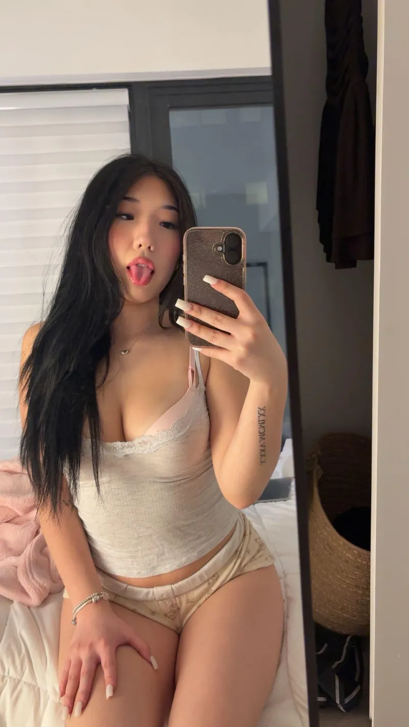 Thumbnail kimmy_nguyenx Caught a Perfect Moment in a Mirror Selfie