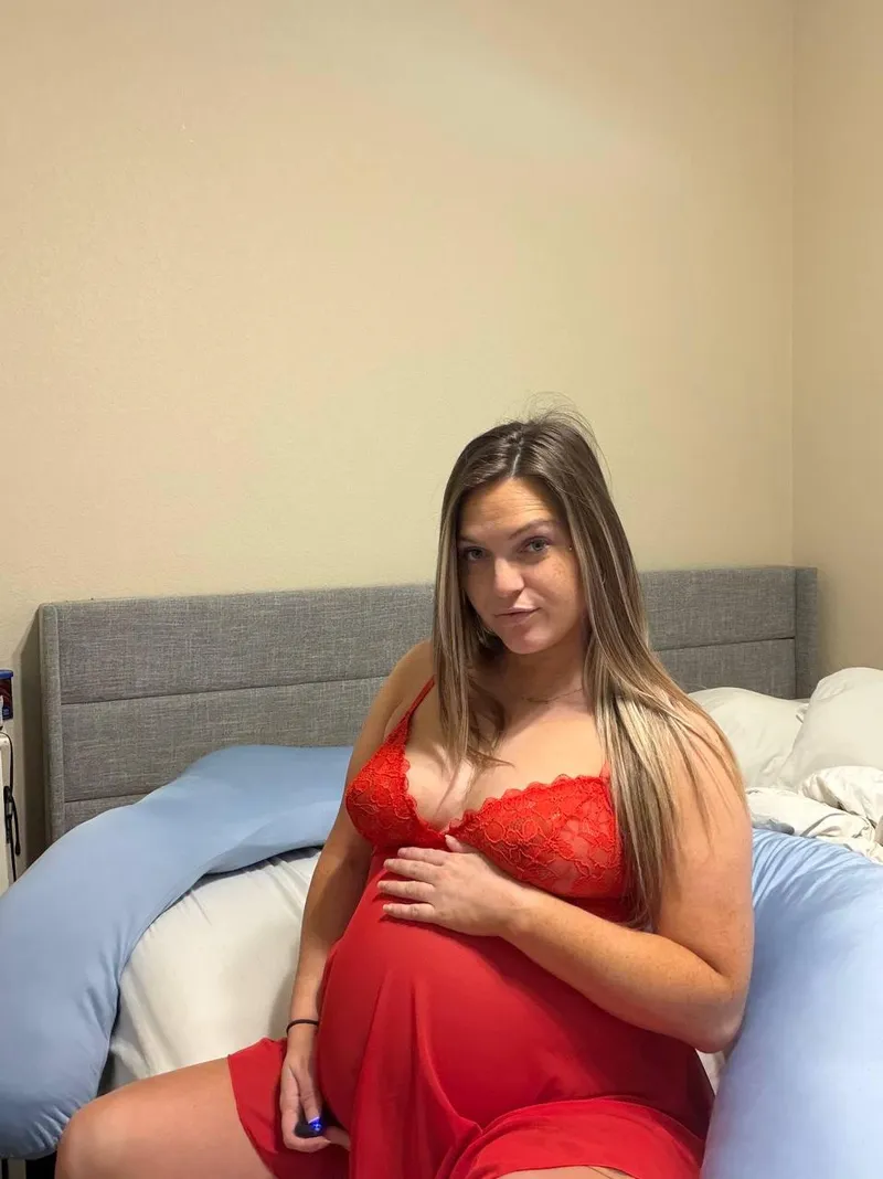 Thumbnail Dive into Labor Fantasies with Emmybbyyxo in pregnantporn Category