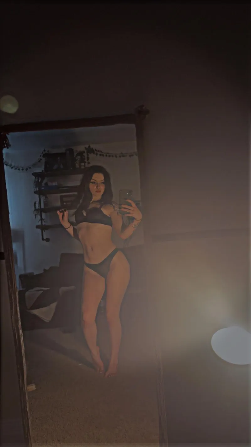 Thumbnail Embracing Confidence: OnlyAnyaMonroe's Hip-Showing in a MirrorSelfie