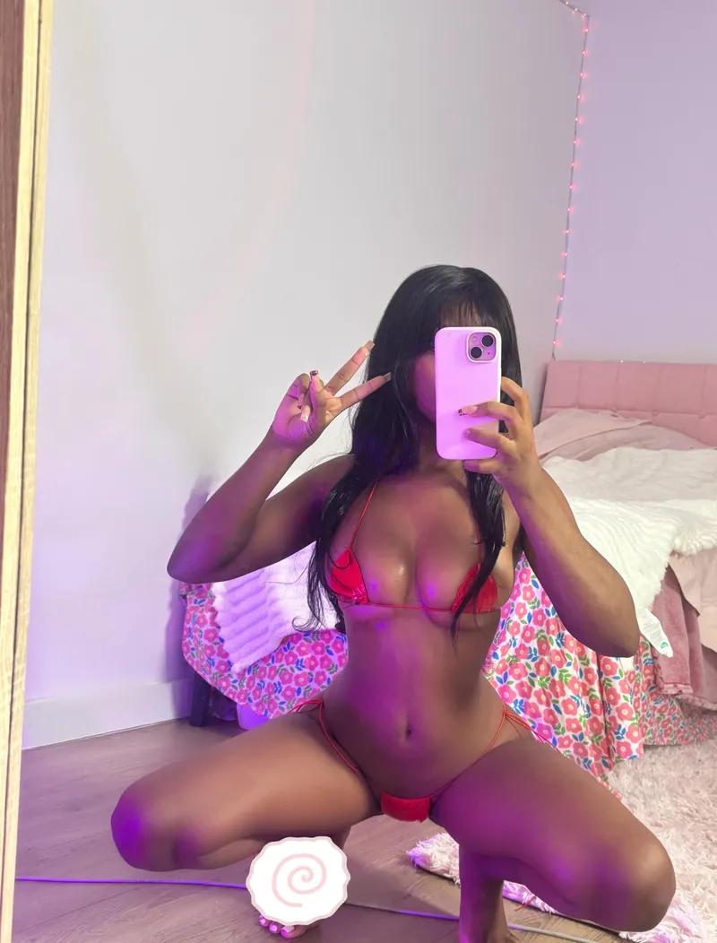 Thumbnail nyaochie's Shiny Oily Selfie Delight