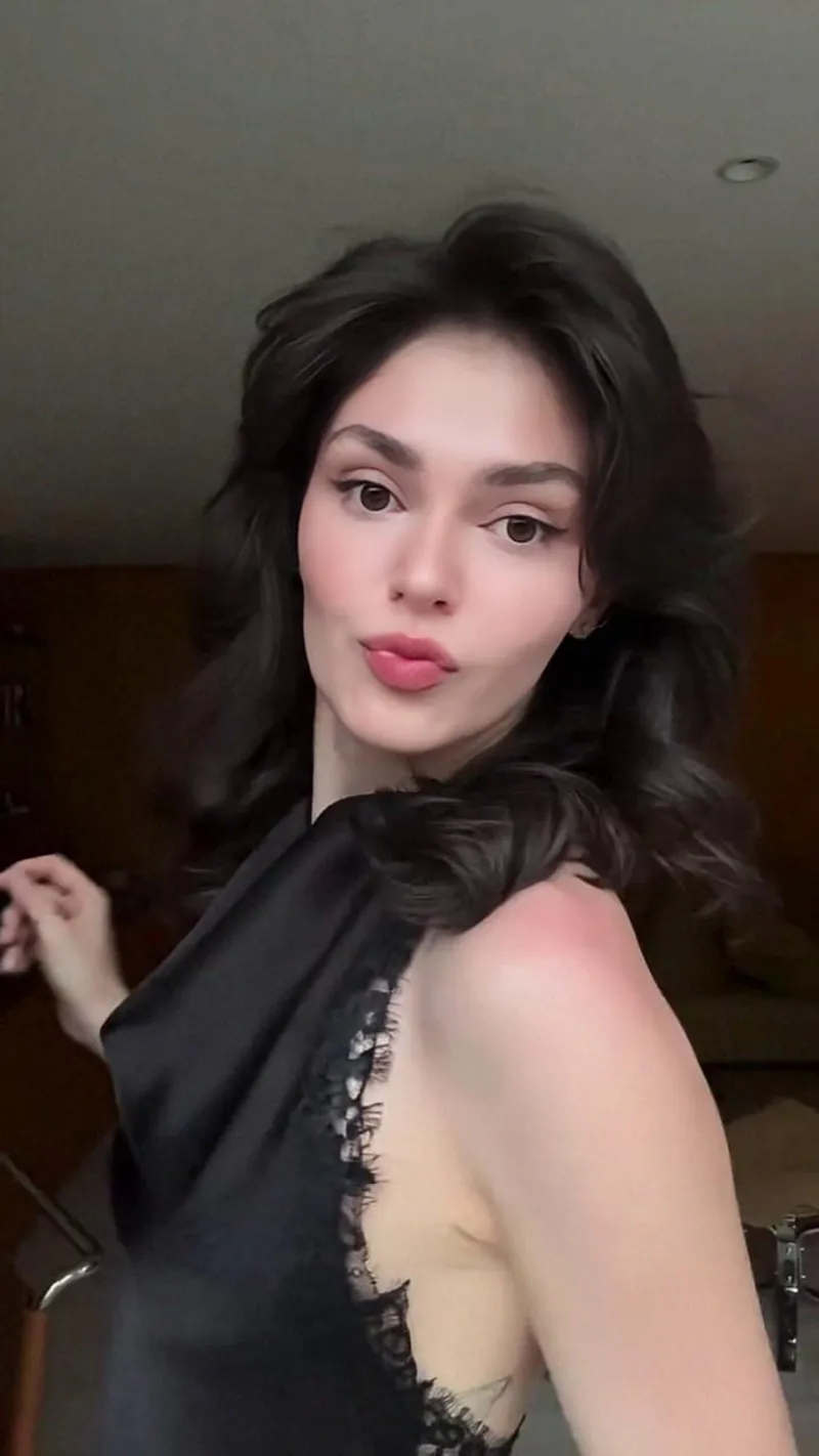 Thumbnail Vivie Vons: Captivating Beauty | Odd-Respond-500 | PrettyGirls