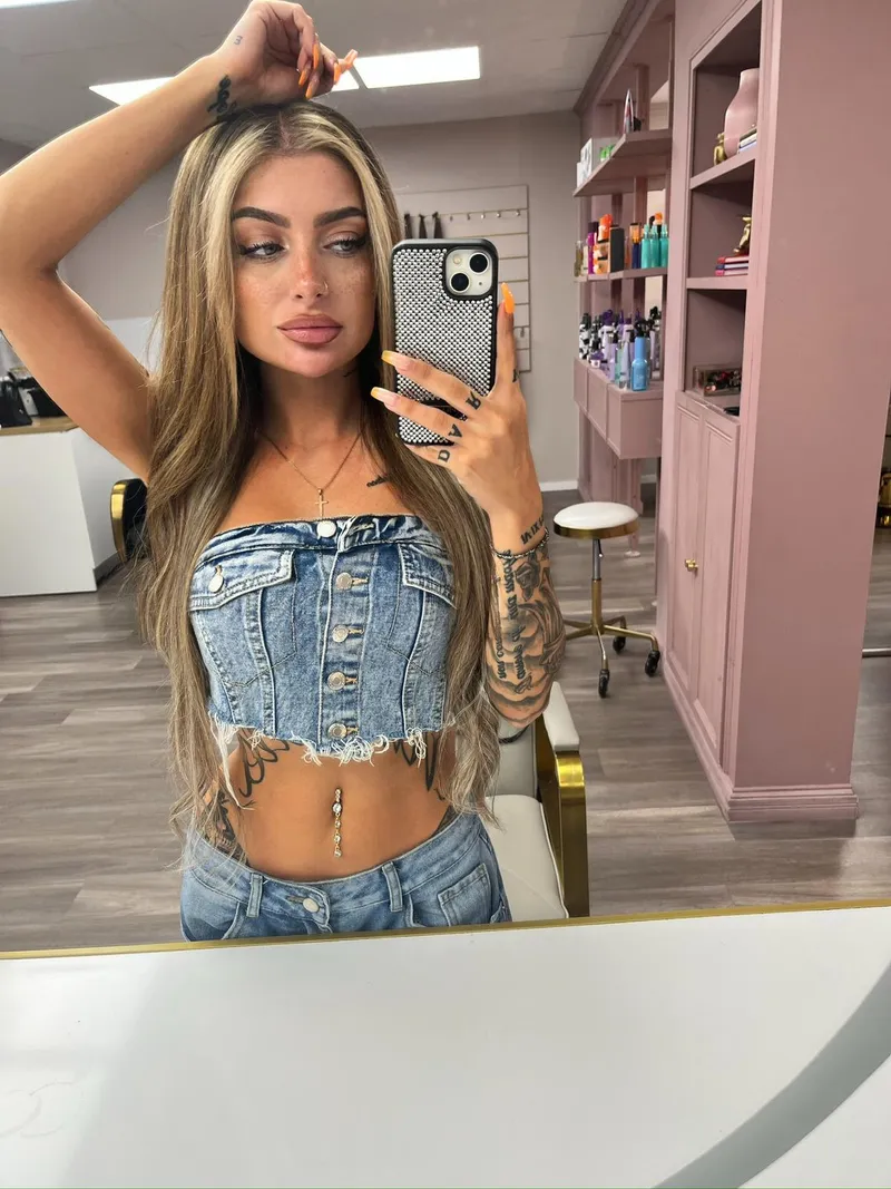 Thumbnail Warmth Through the Screen: CharmVoice_'s Radiance in croptopgirls