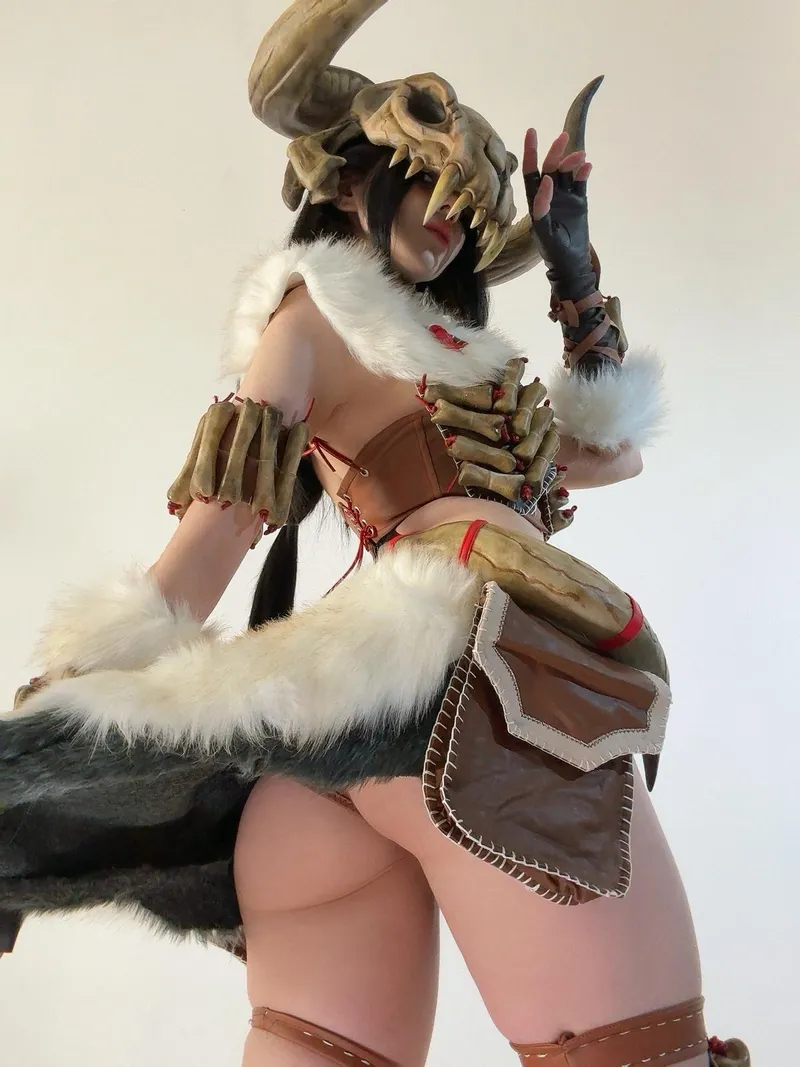 Thumbnail Alina Becker's Monster Hunter Cosplay: A Must-See Butts Show