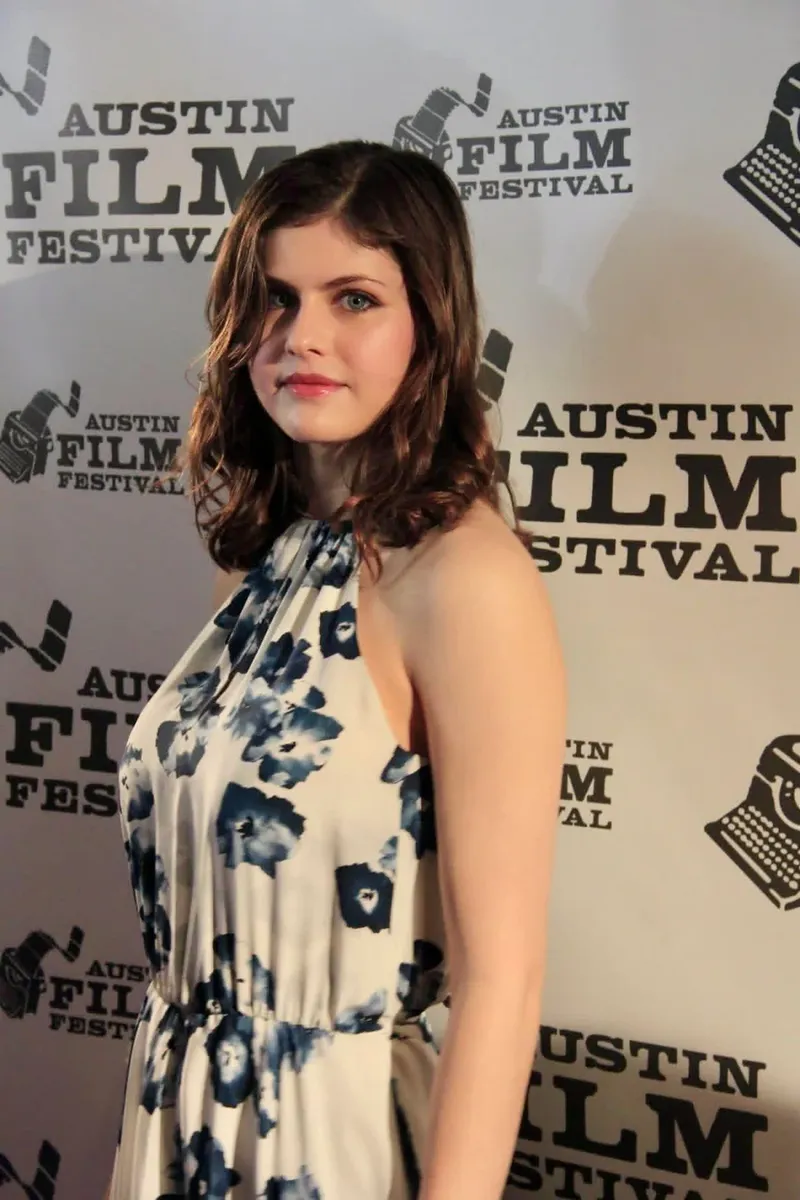 Thumbnail Allure of Alexandra Daddario | grenadierp | PrettyGirls