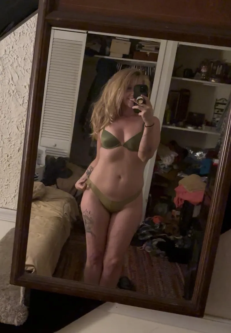 Thumbnail Green Favorite Colour by NoraVines | MirrorSelfie