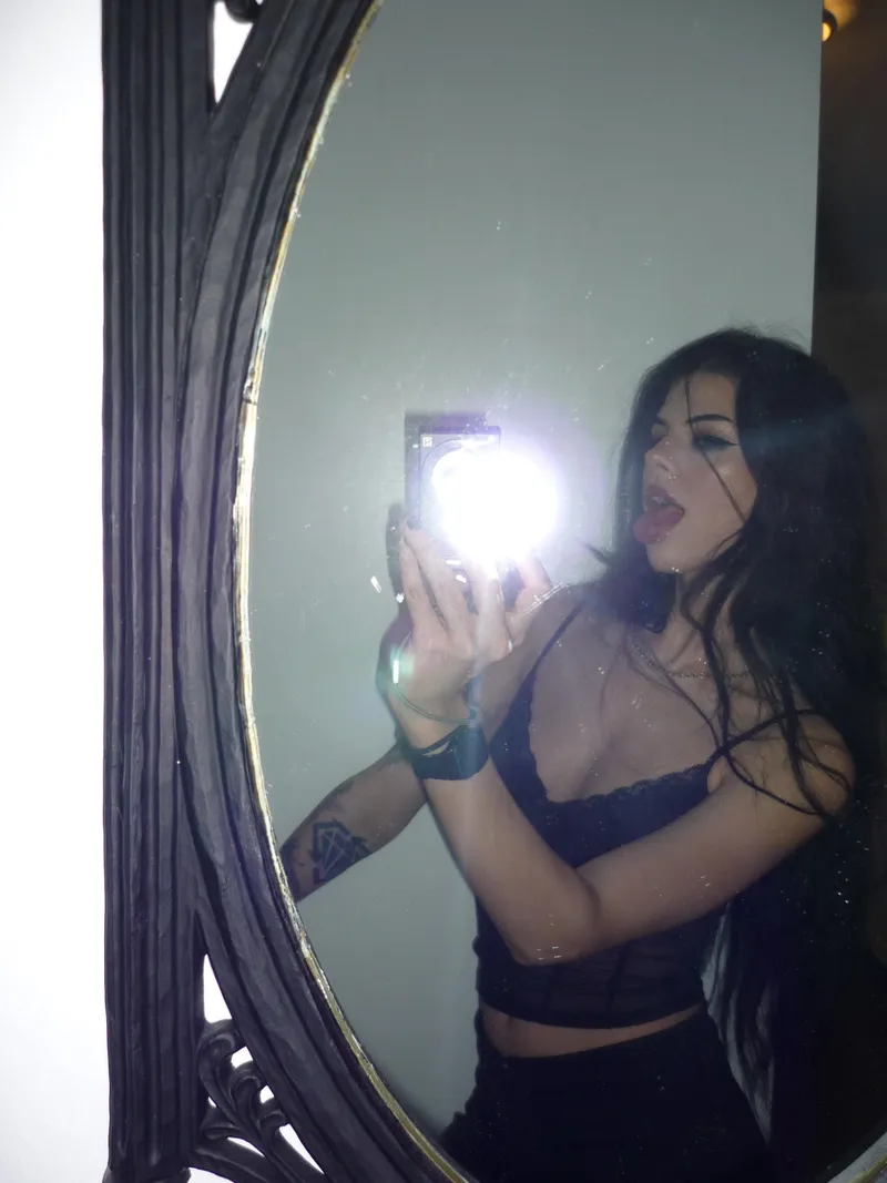 Thumbnail Captivating Teasing Mood by REV_03 in MirrorSelfie