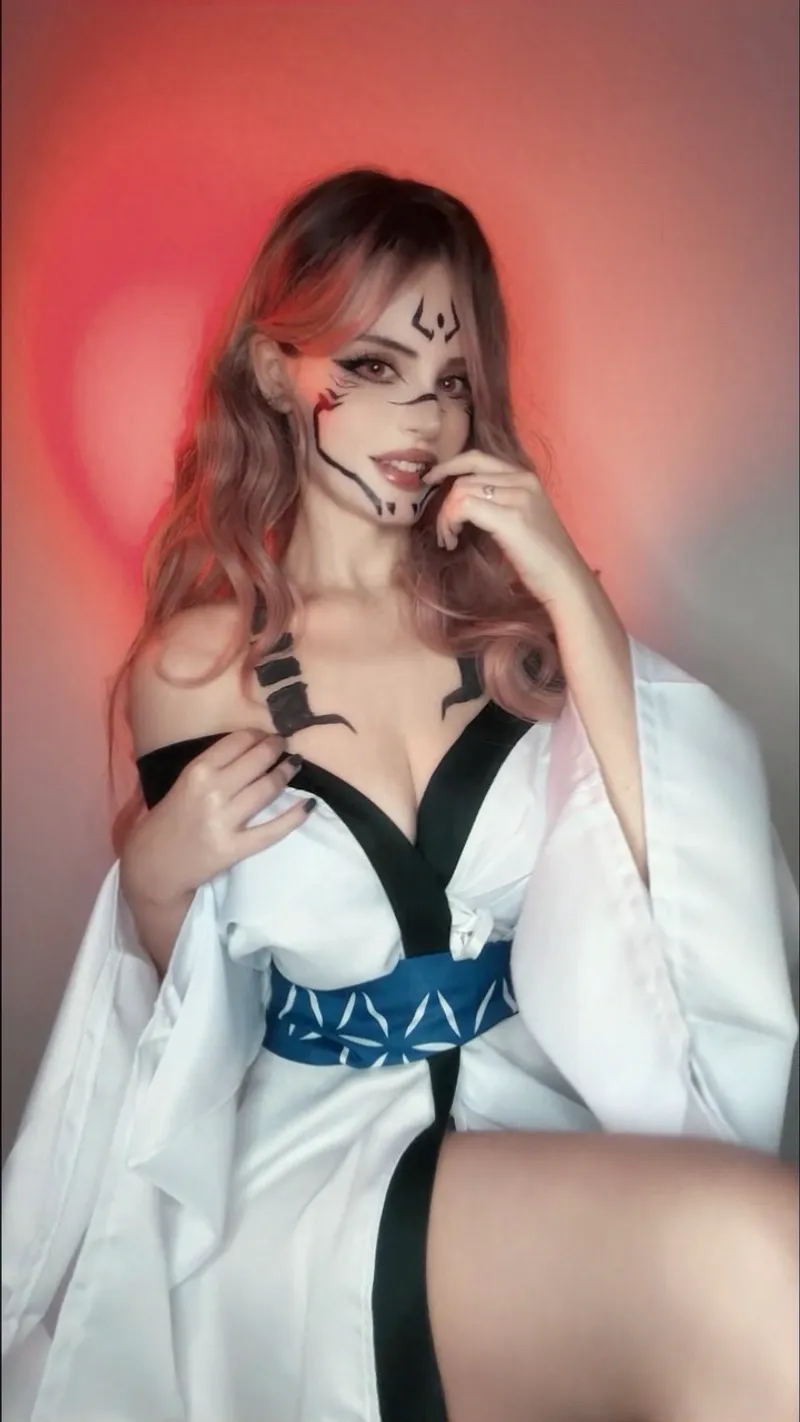 Thumbnail Noemi Dae Brings Femme Sukuna (JJK) to Life in Heartwarming Cosplay