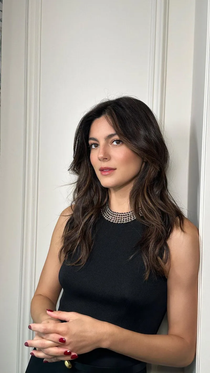 Thumbnail Monica Barbaro: A Stunning Profile of Electronic_Mode_8816