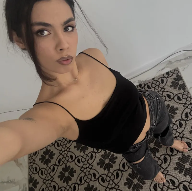 Thumbnail Esperanzalinda Teases with a Peek of Nipple in a Chic Crop Top