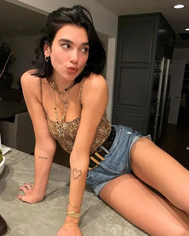 Thumbnail Discover Dua Lipa: An Insightful Article by UrbanAchievers6371