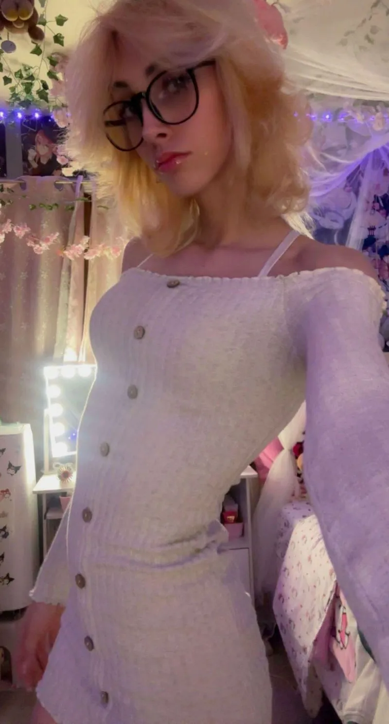 Thumbnail Angelic Elegance: Feeling Divine in Tight Dresses