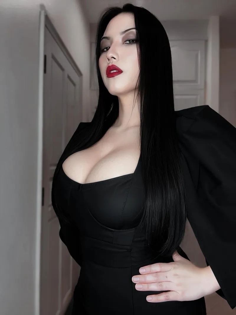 Thumbnail Step into the World of Morticia Addams with AriaCosplay