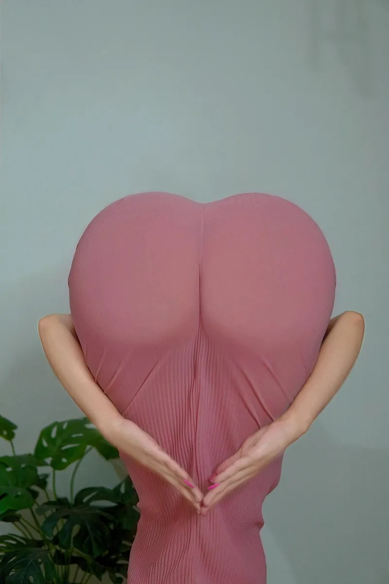 Thumbnail Nico Robin Heart Challenge Cosplay by DianaRous97 on TheCoswatcher | One Piece