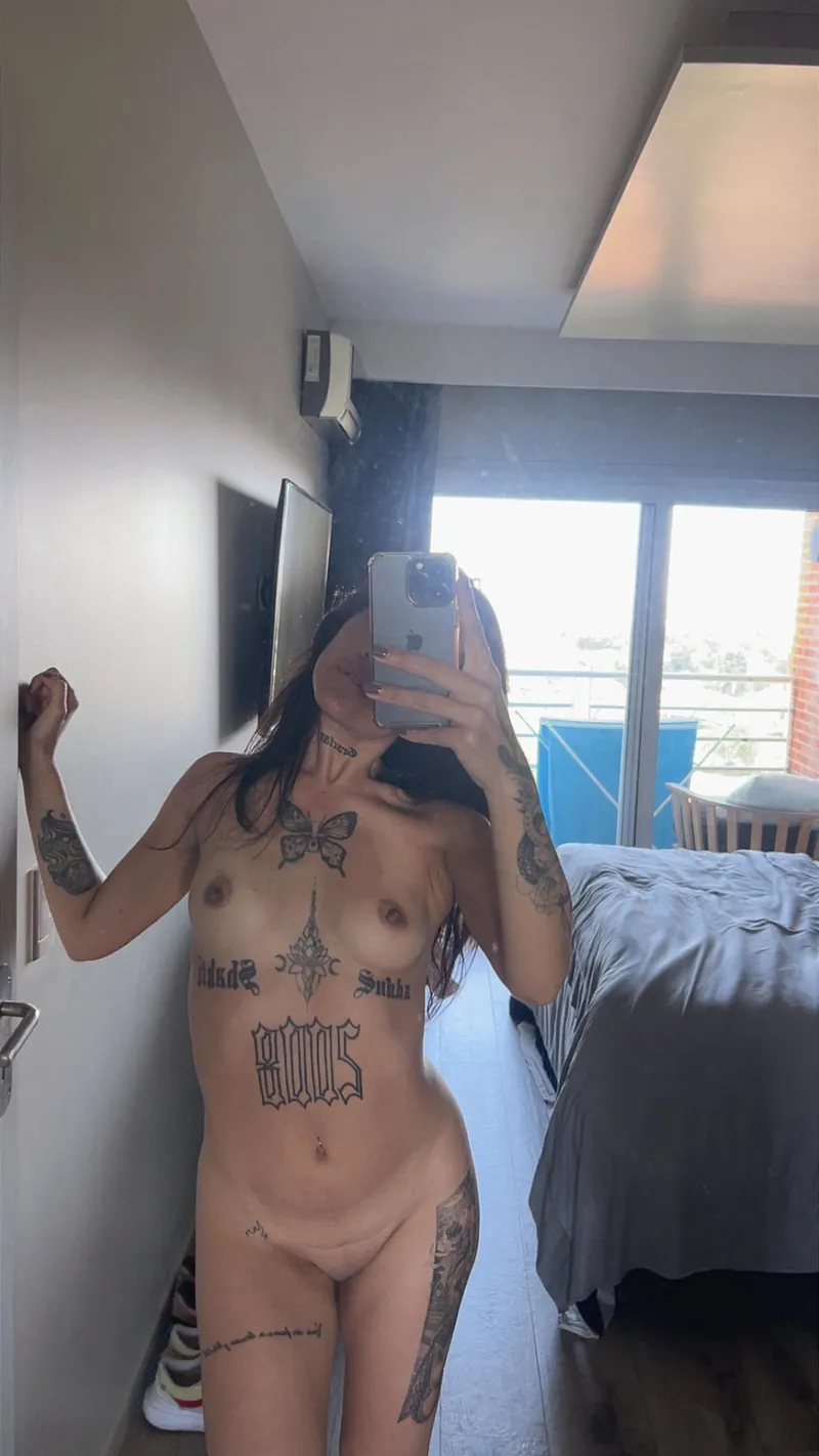Thumbnail Sexy or Cute? The Dilemma in NatashaElowen’s Mirror Selfie