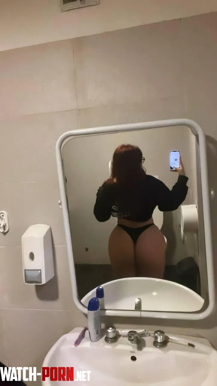 Me follarias en un baño público? by JuicyDojax