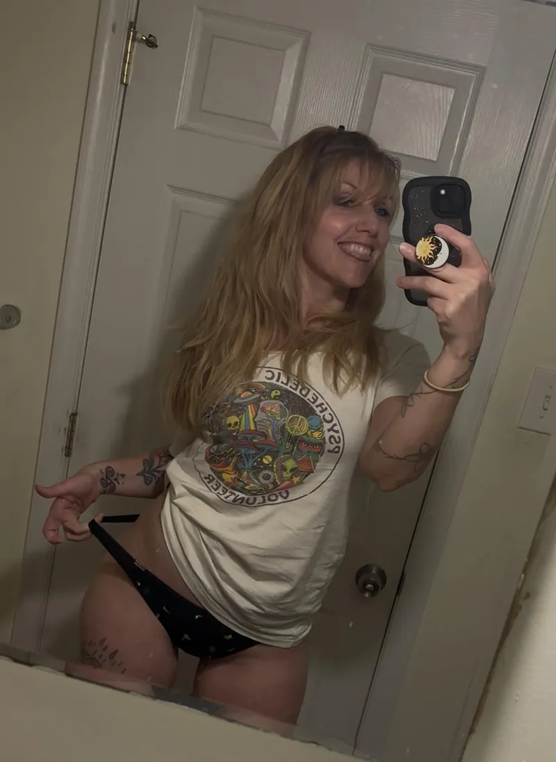 Thumbnail Kind of Awkward Mirror Selfie Love by NoraVines