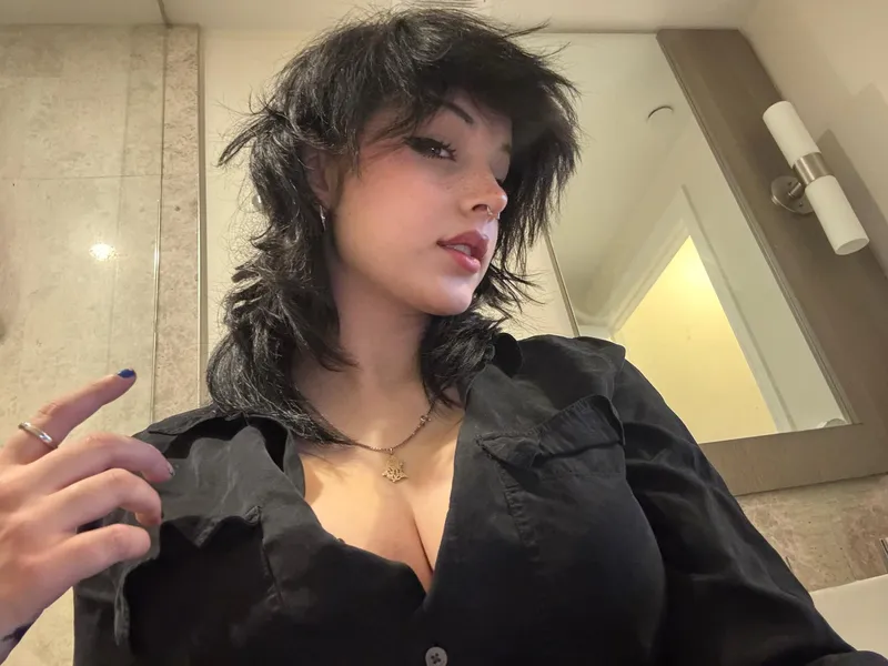 Thumbnail Julzzzesss 'u’d def stare…' - Intriguing Capture | SexyButNotPorn