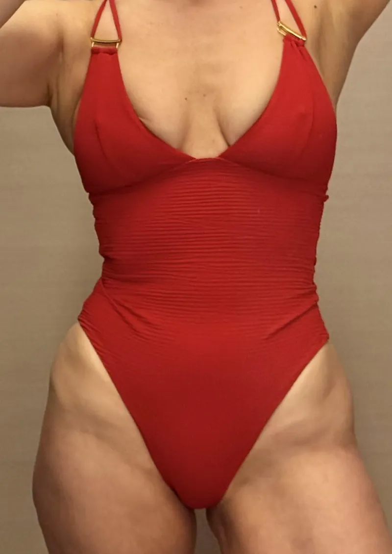 Thumbnail Choosing Red: A OnePieceSuits Affair