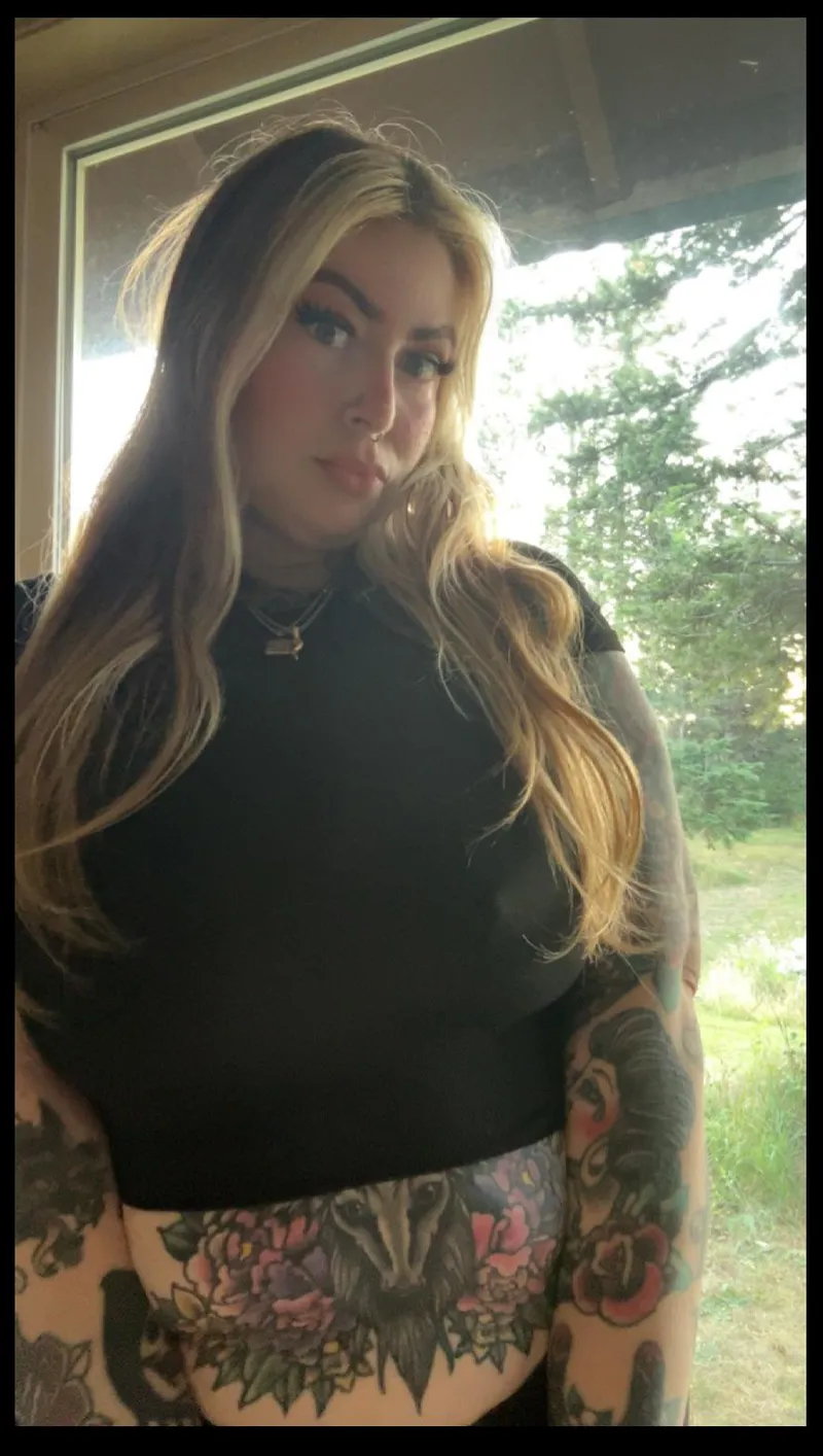 Thumbnail A Captivating View: Admiring a Cropped Tank Top Look