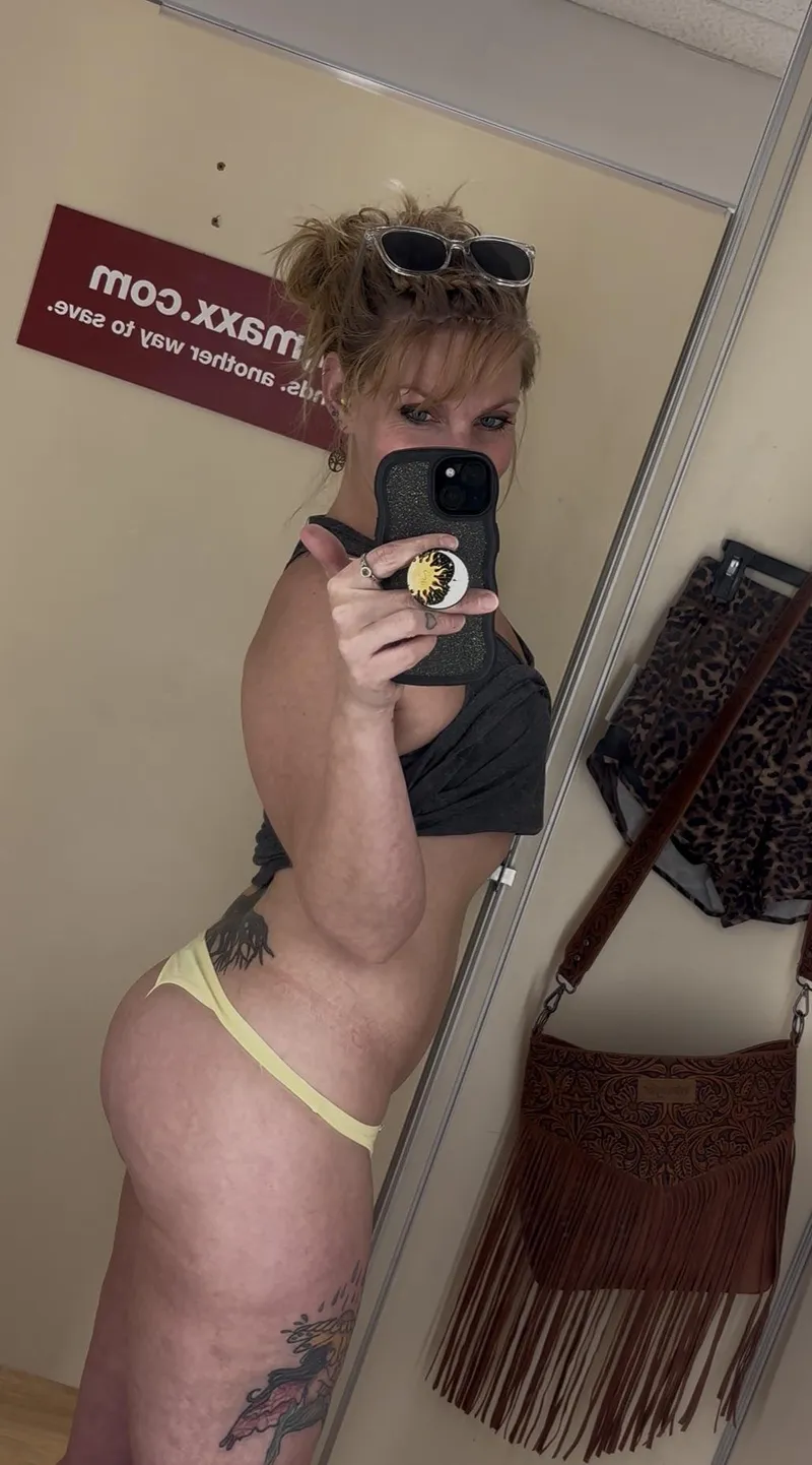 Thumbnail Hello and Merry Monday Reddit World by NoraVines - MirrorSelfie