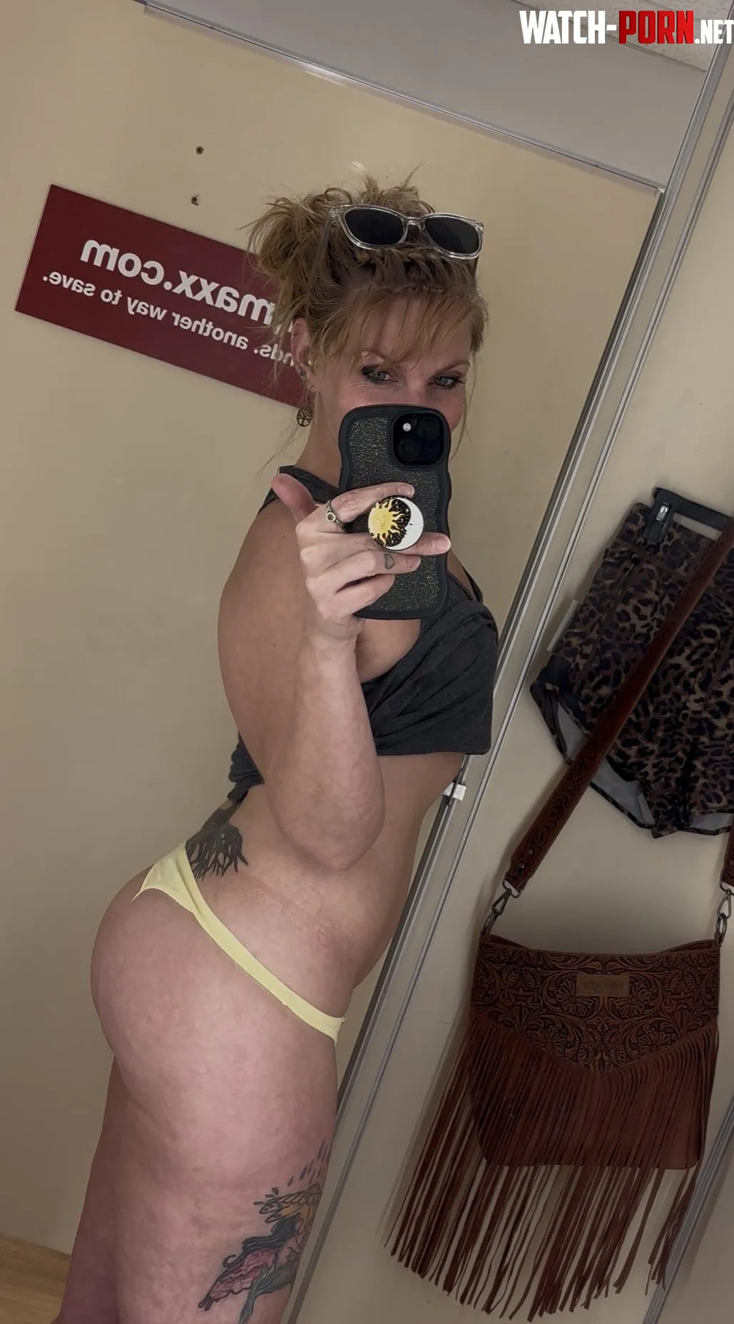 Helllllllllllo and merry Monday Reddit world by NoraVines