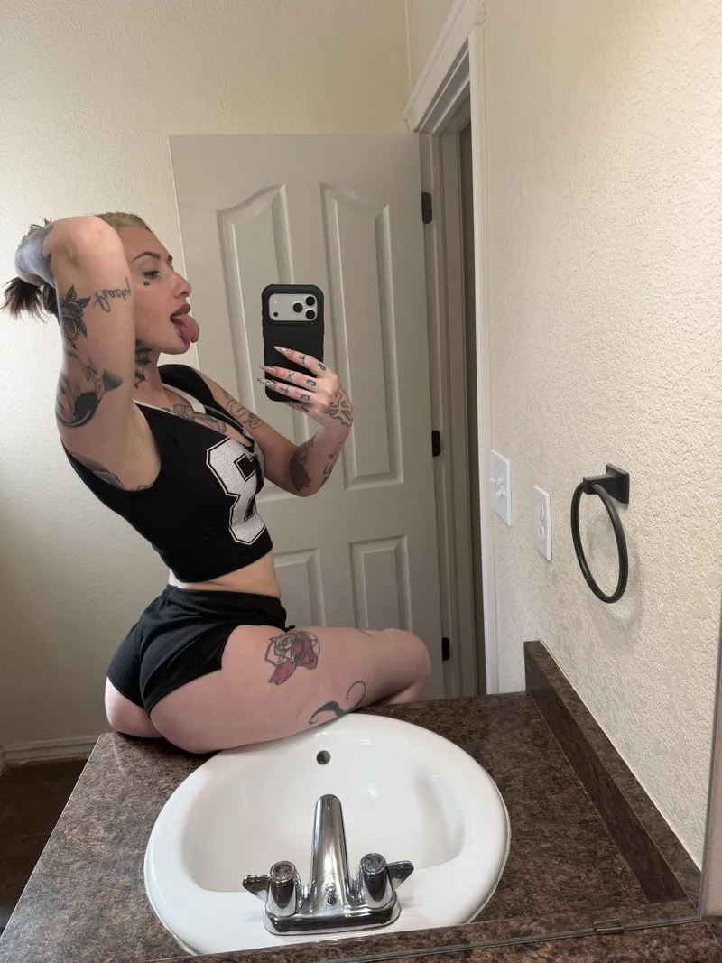 Thumbnail Kadieann666's Ready and Willing Goth Companion - gothsluts